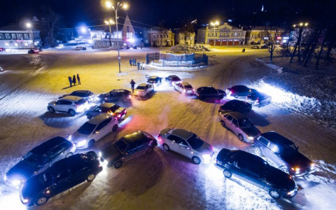 Вязниковские автомобилисты креативно поздравили мужчин с праздником