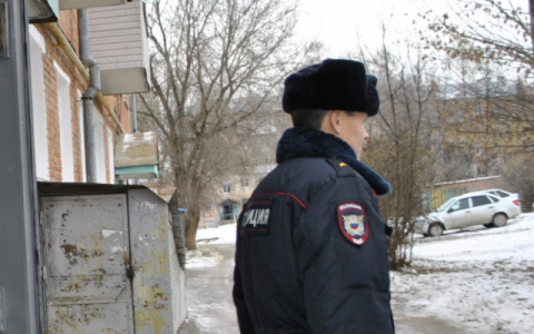 В подъезде на проспекте Строителей молодой парень набросился на бабушку и изнасиловал