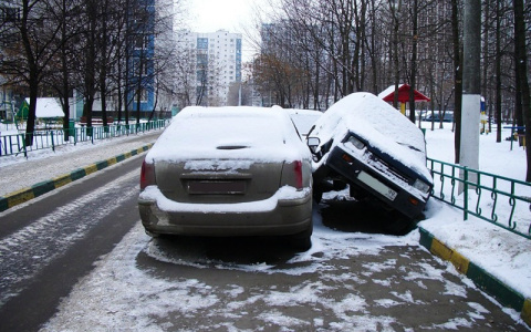 В Юрьев-Польском автомобилист разбил телефон об машину соседа в порыве гнева