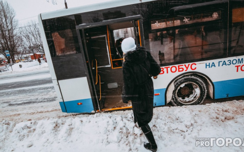 На проспекте Строителей водитель "Волгабаса" зажал руку пассажира дверьми