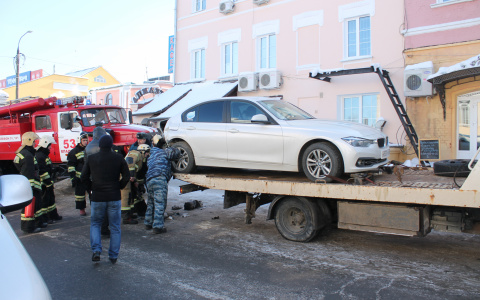 В центре Владимира после аварии начал дымиться автомобиль