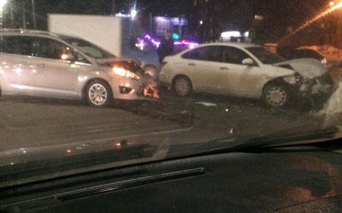 В аварии у парка Дружбы пострадали двое малышей и водитель