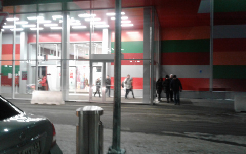 Из "Ашана" экстренно эвакуировали посетителей