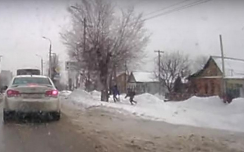 На Разина женщина сбила подростков у школы