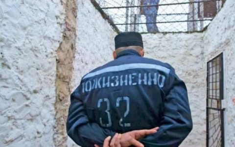 Во владимирской тюрьме у заключенного украли платиновую цепь за 72 000 рублей