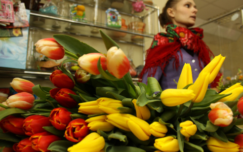 Волонтеры-медики подарили 500 тюльпанов владимирским пациенткам и медикам