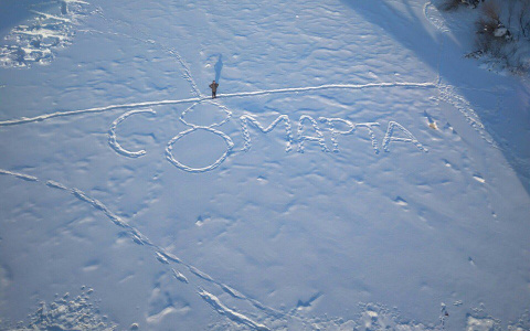 Креатив так и прет: владимирцы вытаптывают в снегу поздравления с 8 марта (фото)