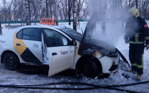 На Добросельской загорелось "Яндекс-такси"