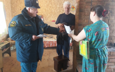 Сотрудники МЧС провели рейд по домам в микрорайоне Мостострой