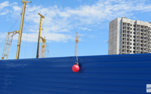 В Коммунаре многоэтажный дом появился на "птичьих правах"