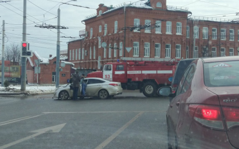 На Фрунзе легковой автомобиль столкнулся со спецтранспортом (видео)