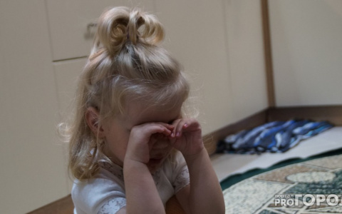 Пьяные мама и бабушка избили инспектора, которая пришла проверить детей