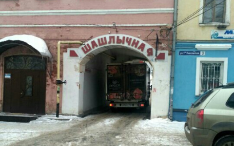 Грузовые автомобили портят дома в историческом центре Владимира