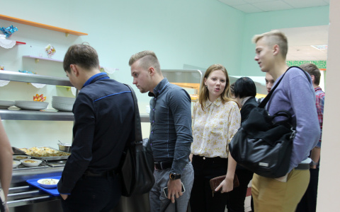 Во владимирской школе детей накормили кашей с червяками (фото)