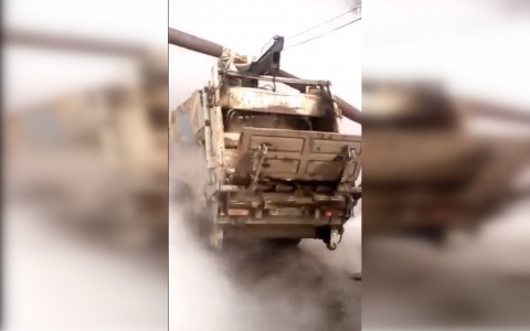 В районе Факела мусоровоз прорвал тепловую трубу (видео)