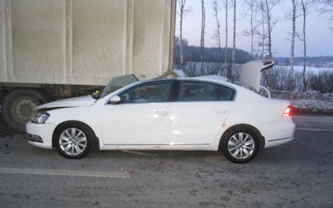 Под Ковровом иномарка влетела в грузовик: пассажир погиб, водитель в реанимации