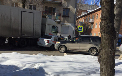 А был ли мальчик? Владимирские СМИ "приписали" фуре сбитого пешехода