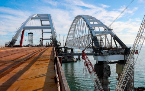 Легковые авто и автобусы начнут ездить по Крымскому мосту в мае