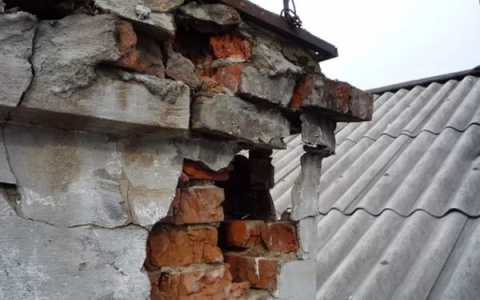 Прокуратура провела проверку по факту проживания семьи в развалившемся доме