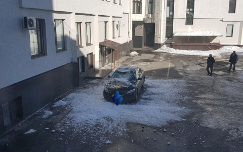 В центре Владимира ледяные глыбы падают на крыши автомобилей