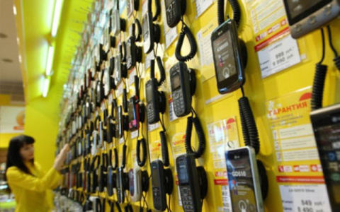 Сотрудница салона связи торговала телефонами себе в карман