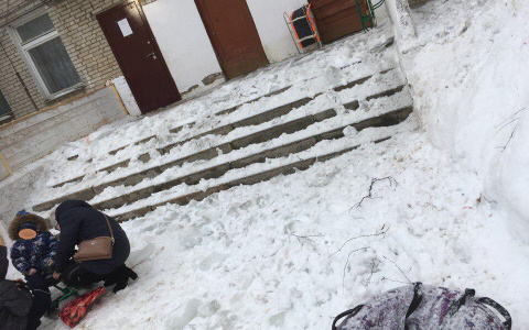 В Александрове с крыши детского сада сугроб упал на мать с ребенком