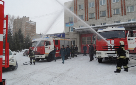Владимирские спасатели креативно проводили на пенсию коллегу (фото)