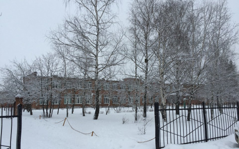 Горожанка: «Единственную школу в Коммунаре оставят без библиотеки и учительской!»