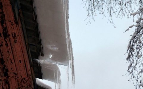 Молодую маму из Александрова госпитализировали после падения глыбы льда