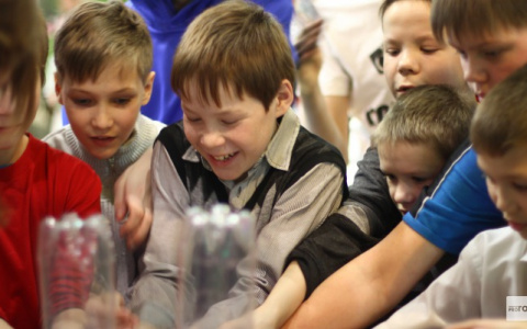 «Детский мир» передал 6 тонн одежды и обуви детям Владимирской области