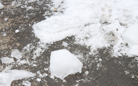 Женщина, на которую упала глыба льда в Александрове, возмущена поведением властей