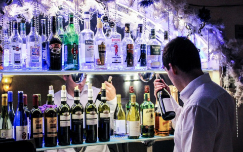 Посетитель кафе отвлек бармена и обчистил кассу