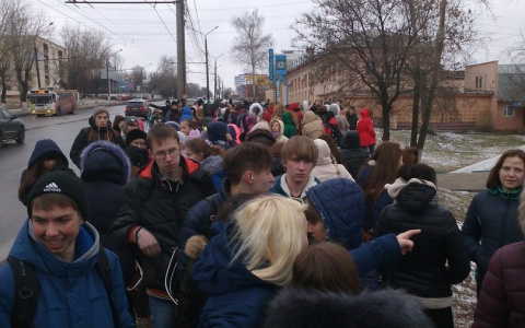 "Не бегите и не паникуйте": МЧС опубликовало правила при эвакуации из зданий