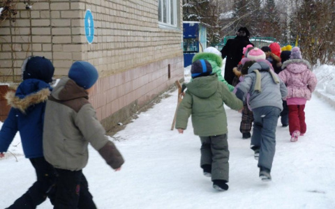 Горожанка: "Во время эвакуации в детском саду малышей вывели на улицу без штанов!"