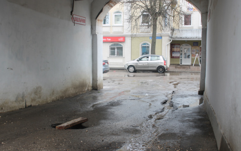 В историческом центре Владимира проваливается асфальт и осыпаются здания