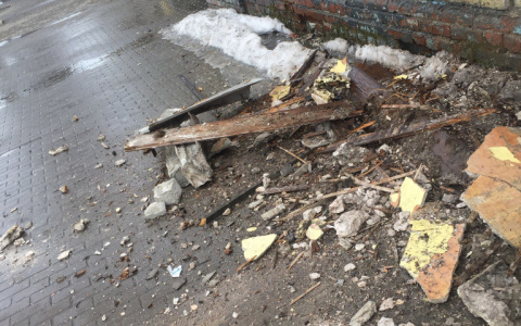 В центре Владимира на людей падают кирпичи и старая штукатурка