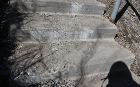 Пенсионерка рухнула на лестнице, которая развалилась у нее под ногами