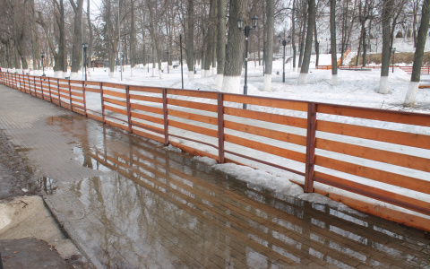 Каток в парке Пушкина потек