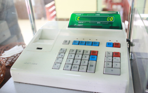 Нетрезвая сотрудница магазина в Добром обчистила кассу магазина