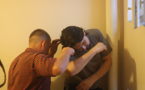 Кольчугинец напал на мужчину в подъезде, избил его и ограбил