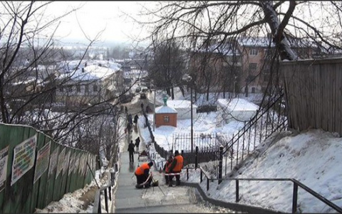 Лестницу на Вокзальном спуске обшили резиной