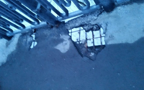 Во Владимире тротуар на мосту у ДТЮ разваливается по кусочкам