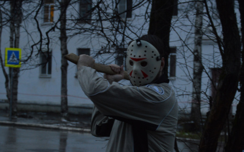 В Селивановском районе мужчина с топором ворвался в чужой дом