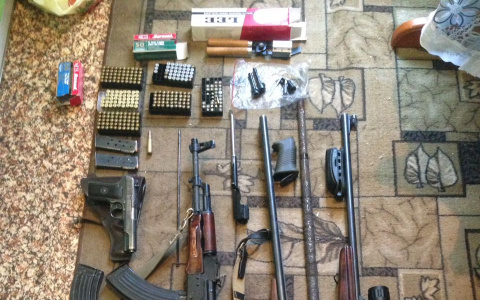 Склад боевого оружия нашли в гараже у жителя Лакинска