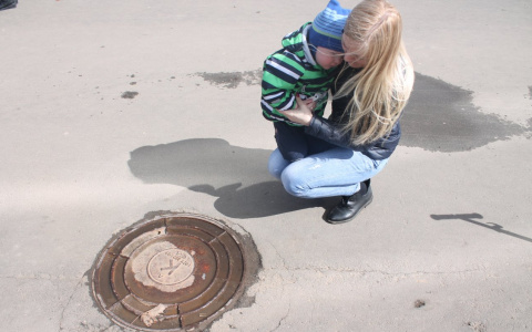 Во Владимире молодая мама с ребенком провалилась в канализационный люк