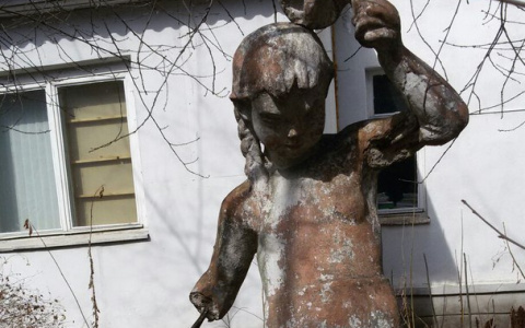 Девочка с лейкой пугает жителей Владимира