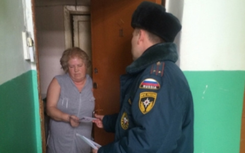Жителей улицы Чайковского навестили сотрудники МЧС
