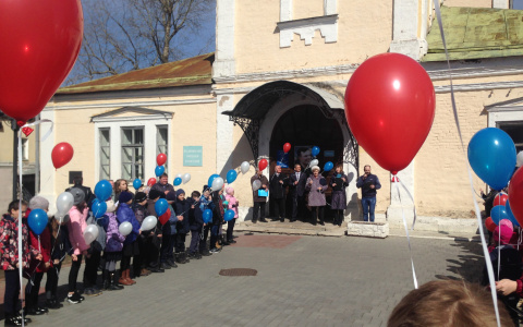 В Владимире в небо над планетарием взмыли десятки разноцветных шаров (фото, видео)
