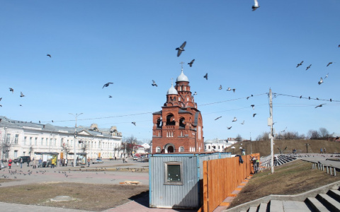 На Театральной площади начали возводить забор