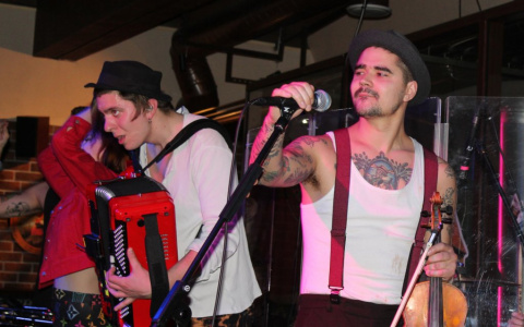 Питерская группа "The Hatters" на концерте уважила владимирского поклонника